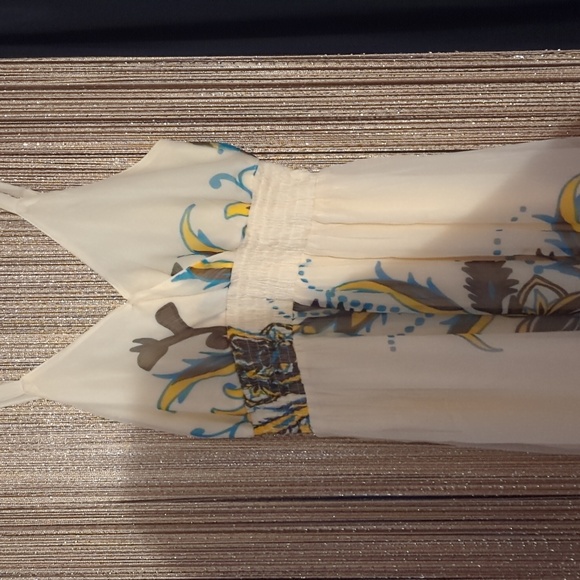 Women's Clothing - Picture 2 of 3